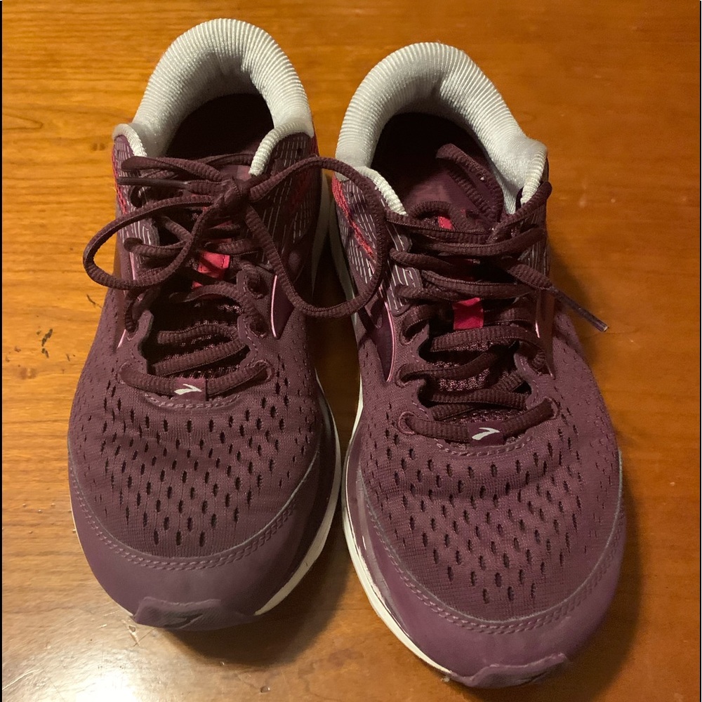 Brooks Dyad women’s 9 EE great